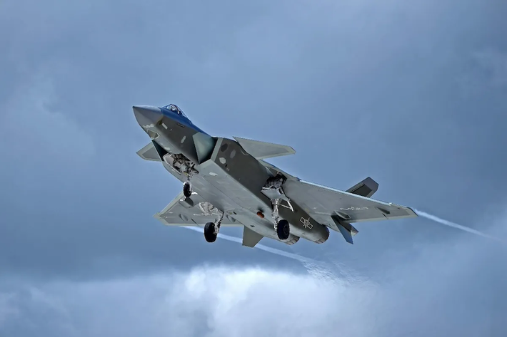 J-20 có khả năng mang nhiều loại vũ khí, với khoang vũ khí bên trong giúp duy trì tính tàng hình. Máy bay này có thể mang tối đa sáu tên PL-15 - tên lửa tầm xa cạnh tranh với AIM-120 AMRAAM của Mỹ. Ảnh: CGTN.