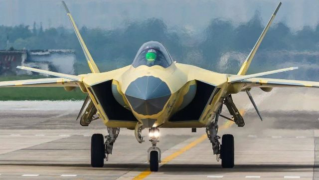 Buồng lái J-20 tích hợp công nghệ tiên tiến, từ hệ thống HMD đến cảm biến thông minh hỗ trợ phi công ra quyết định nhanh chóng. Một số hệ thống có thể sử dụng trí tuệ nhân tạo để phân tích và đưa ra chiến lược quan trọng trong chiến đấu. Ảnh: EurAsian Times.