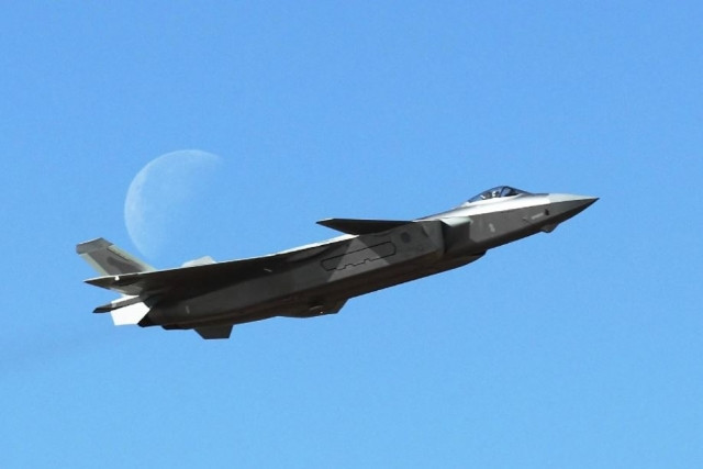Tiêm kích J-20 kết hợp radar AESA, hệ thống tác chiến điện tử (EW) và cảm biến hồng ngoại (IRST), giúp tăng cường khả năng nhận thức tình huống và phát hiện mục tiêu tàng hình, đặc biệt trong môi trường tác chiến điện tử. Ảnh: Defense Mirror.