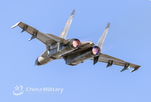 J-20 là chiến đấu cơ tàng hình thế hệ thứ năm hàng đầu của Trung Quốc, được thiết kế để cạnh tranh với các máy bay như F-22 và F-35 của Mỹ. Nó sở hữu khí động học tiên tiến và hệ thống công nghệ tiên tiến, trở thành đối thủ đáng gờm trong tác chiến không quân hiện đại. Ảnh: China Military.