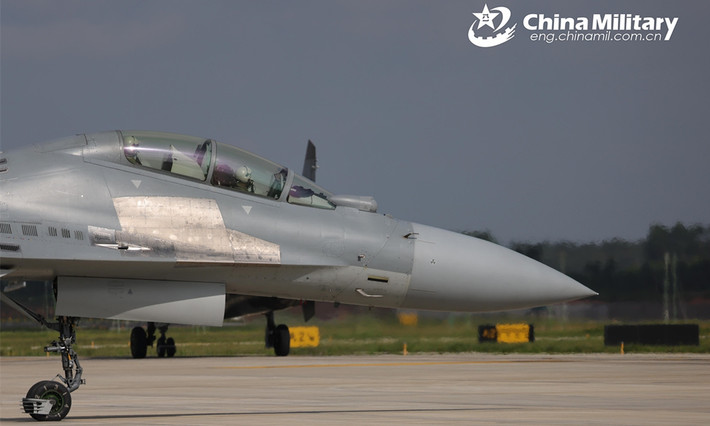 Không chỉ vậy, J-20 còn có kính buồng lái trong suốt và không có khung nặng, giúp phi công J-20 có tầm nhìn rộng, nâng cao khả năng nhận thức tình huống và ra quyết định chiến thuật nhanh chóng trong không chiến. Ảnh: China Military.