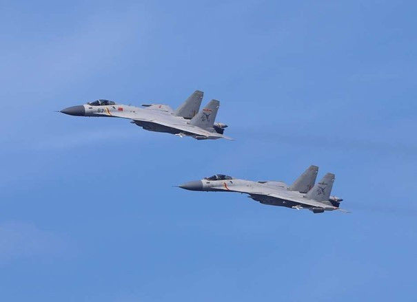 Trong khi đó, J-15, hay còn được gọi là "Cá mập bay", là chiến đấu cơ hạng nặng, chủ lực của Trung Quốc trên các tàu sân bay. Được phát triển dựa trên thiết kế của Su-33, J-15 có khả năng mang theo nhiều loại vũ khí, bao gồm tên lửa không đối không, không đối đất và chống hạm.