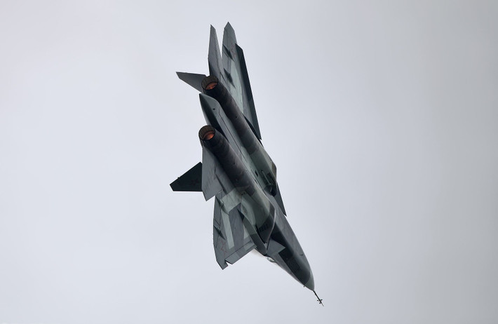 Su-57 có tốc độ tối đa 2.600 km/h, trần bay 20 km và khả năng mang theo nhiều loại vũ khí, bao gồm tên lửa không đối không tầm ngắn, tầm trung và tầm xa, cũng như tên lửa không đối đất dẫn đường. Sức chứa và triển khai tên lửa linh hoạt giúp Su-57 vượt trội so với các đối thủ cùng thế hệ.