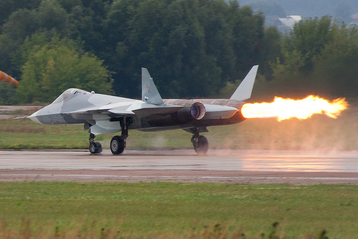 Su-57 là máy bay chiến đấu đa năng thế hệ thứ năm của Nga, nổi bật với khả năng tàng hình, siêu cơ động và hệ thống điện tử hàng không tiên tiến. Máy bay được trang bị sáu radar, cho phép theo dõi đồng thời 60 mục tiêu và hoạt động hiệu quả trong các nhiệm vụ tác chiến điện tử.