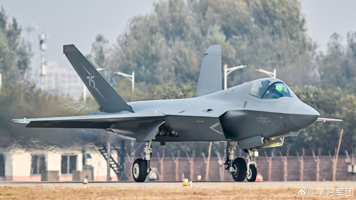 Không chỉ là những bước tiến vượt bậc về công nghệ, sự góp mặt của Su-57, J-15 và J-35A còn thể hiện sức mạnh và khát vọng vươn lên của Trung Quốc trong lĩnh vực hàng không quân sự.