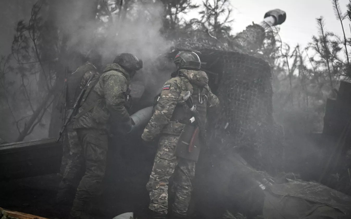 Với ưu thế lực lượng, Quân đội Nga có thể nhanh chóng đột phá tuyến phòng thủ của Ukraine, thậm chí tiến thẳng từ Novoivanovka đến làng Viktorovka, sau đó phối hợp với cánh quân phía đông để bao vây Malaya Lokhnya. Nếu chiếm được khu vực này, Quân đội Ukraine sẽ buộc phải rút về cố thủ tại vùng Sudzha, khiến khu vực kiểm soát của họ bị thu hẹp thêm một nửa. Ảnh: RIA Novosti.