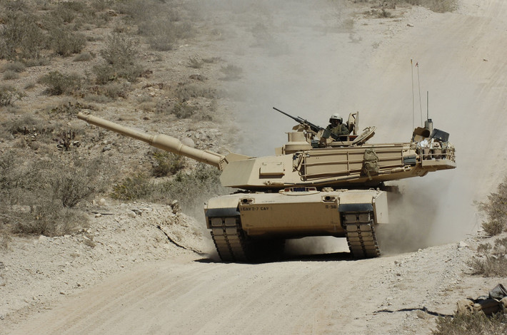 M1 Abrams, từ khi ra đời vào những năm 1980, đã được ca ngợi với hàng loạt công nghệ tiên tiến thời đó như giáp composite Chobham, động cơ turbine đa nhiên liệu, hệ thống bảo vệ chống vũ khí hóa học và hạt nhân. Tuy nhiên, những hạn chế về chi phí và tính linh hoạt của dòng xe này luôn là điểm yếu lớn.