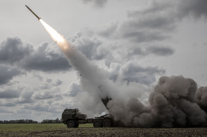 Mặc dù hệ thống pháo phản lực hạng nhẹ HIMARS với loại đạn tiêu chuẩn không chính thức được xếp vào loại vũ khí tác chiến-chiến thuật, nhưng các hệ thống này có khả năng phóng tên lửa đạn đạo ATACMS. Ảnh: Getty Images.
