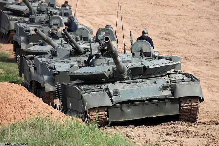 Sau khi xác nhận được động thái của lực lượng Ukraine, phía Quân đội Nga đã quyết định mở cuộc tấn công phủ đầu, ngăn chặn bước tiến của Quân đội Ukraine bằng hỏa lực chính xác từ xe tăng T-80BVM, khiến phía Ukraine chịu nhiều tổn thất về cả nhân sự và trang thiết bị. Ảnh: Army Recognition.