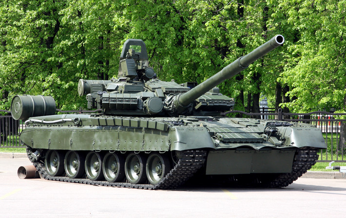 Hiệu suất của T-80 được cải thiện đáng kể nhờ động cơ tua bin khí, một tính năng chỉ có ở một số xe tăng hiện đại như M1 Abrams của Mỹ. Không giống như động cơ diesel, động cơ tua bin khí cung cấp công suất lớn hơn để vượt qua địa hình khó khăn, một lợi thế đáng kể trong bối cảnh địa hình phức tạp của Ukraine.