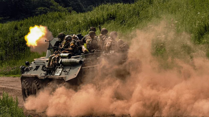 Chuyên gia quân sự Ukraine, Denis Popovich, cho biết, Quân đội Nga đang hình thành hai vòng vây tại Kurakhove: một vòng vây nhỏ và một vòng vây lớn. Vòng vây lớn bao trùm toàn bộ khu vực, bao gồm cả Kurakhove, trong khi vòng vây nhỏ tập trung gần Uspenivka, nhằm đẩy lực lượng Ukraine đang cố thủ ra khỏi Kurakhove. Ảnh: RIA Novosti.