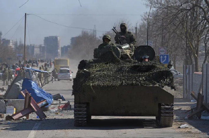 Ngoài khu vực phía nam Kurakhove bị quân Nga bao vây, phòng tuyến của quân Ukraine ở phía bắc Kurakhove đã sụp đổ, không còn khả năng ngăn chặn đà tiến công của quân Nga. Mới đây, binh sĩ của Lữ đoàn 114 Nga đã treo cờ Liên Xô và cờ Nga trên một tòa nhà. Ảnh: Reuters.