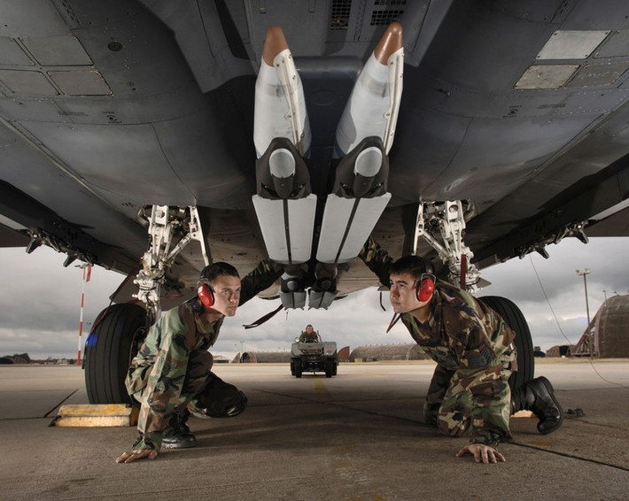 Hình ảnh được đăng tải cho thấy tiêm kích MiG-29 của Ukraine ném liên tiếp 8 quả bom đường kính nhỏ GBU-39 SDB do Mỹ sản xuất chỉ trong thời gian ngắn, nhưng nhờ có độ chính xác cao mà nhiều mục đất mặt đất đã bị phá hủy.