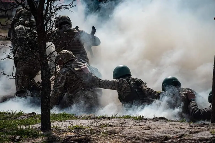 Tại khu vực Darino, kể từ khi quân Nga tiến vào làng vài ngày trước, Quân đội Ukraine đã hàng ngày phát động các cuộc phản công dữ dội nhằm giành lại ngôi làng này. Thậm chí, họ đã triển khai lực lượng lính thủy đánh bộ và Lữ đoàn Cơ giới số 21, quyết tâm giành lại làng bằng mọi giá. Ảnh: Bộ Tổng tham mưu Quân đội Ukraine.