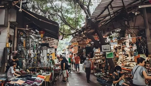 Tìm về gốc gác: Khi cha nuôi đổ bệnh và sức khỏe ngày một yếu, Hướng Quân bắt đầu nghĩ về cha ruột của mình. Anh quyết định quay lại tìm cha để ít nhất không bỏ lỡ cơ hội gặp mặt khi ông còn sống. Nhưng khi gặp lại, anh chỉ thấy một ông già yếu ớt với giọng điệu đầy uy quyền, vẫn là người cha lạnh lùng và thích ra lệnh ngày nào. Hướng Quân nhận ra rằng, dù họ có chung huyết thống nhưng tình cảm giữa họ đã không còn.