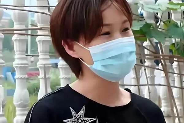 Bỏ nhà ra đi: Một đêm lạnh giá năm 1993, Hướng Quân khoác ba lô ra khỏi nhà, bên trong chứa đầy đồ dùng cá nhân, quần áo, đồ ăn và nước uống đủ dùng trong một tuần, vài món đồ chơi yêu thích và một vài bức ảnh quý giá chụp cùng chị gái. Trên đường đến thị trấn, Hướng Quân không hề ngoảnh đầu lại, lòng cậu tràn đầy hy vọng về một cuộc sống tự do, không bị bạo hành. (Trong ảnh là chị gái Hướng Quân).
