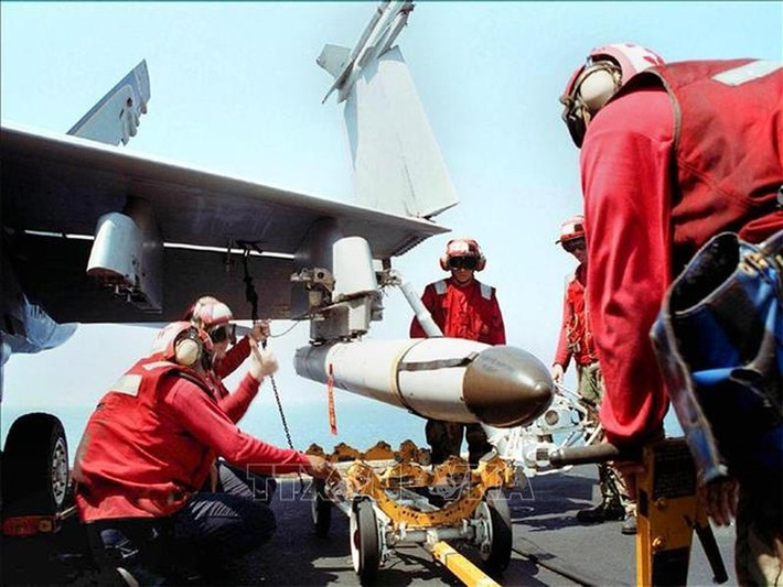Tên lửa AGM-88E khi bắn từ tiêm kích F-16 sẽ tận dụng được hết khả năng của vũ khí, xóa bỏ hạn chế khi phải triển khai từ một nền tảng không phù hợp như tiêm kích hệ Liên Xô, đủ sức đe dọa những hệ thống phòng không tầm xa mạnh nhất của Nga như S-400 Triumf.