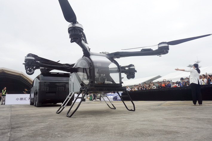 Airshow China 2024 không chỉ là sàn diễn của máy bay mà còn là nơi hội tụ của các công nghệ không người lái. Các mẫu drone này không chỉ phục vụ mục đích quân sự mà còn có tiềm năng ứng dụng trong các lĩnh vực dân sự như vận chuyển, cứu hộ và quản lý thiên tai. Đây là minh chứng rõ ràng cho sự phát triển mạnh mẽ của công nghệ không người lái, đưa ngành hàng không Trung Quốc tiến xa hơn trên bản đồ thế giới.
