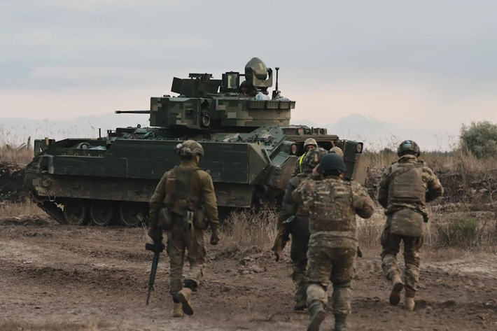 Ngoài ra, lực lượng Ukraine tại các cứ điểm gần Kurakhove đã chuẩn bị sẵn sàng cho việc rút lui. Tuy nhiên, do chưa nhận được lệnh từ cấp trên, họ vẫn đang trong trạng thái chờ đợi. Trong khi đó, quân Nga đã tận dụng thời cơ này để thực hiện bao vây từ ba hướng, làm gia tăng đáng kể tình thế khó khăn cho Ưuân đội Ukraine. Ảnh: Unian.net.