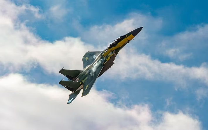 F-15EX Eagle II được kỳ vọng là một giải pháp thay thế tạm thời, tiết kiệm chi phí, nhằm bù đắp sự thiếu hụt các máy bay chiến đấu tàng hình thế hệ thứ năm trong kho vũ khí của Quân đội Mỹ.