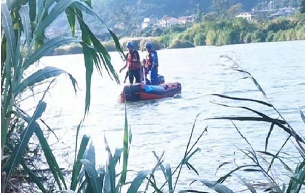 Một câu chuyện đau lòng vừa xảy ra tại thành phố Phúc Điền, tỉnh Phúc Kiến, Trung Quốc, khi một thiếu niên 15 tuổi tử vong do đuối nước sau những mâu thuẫn xoay quanh việc yêu sớm. Biến cố này không chỉ gây xót xa mà còn làm bùng lên làn sóng tranh luận về cách giáo dục con trẻ trong tuổi dậy thì. (Nguồn: Sina)