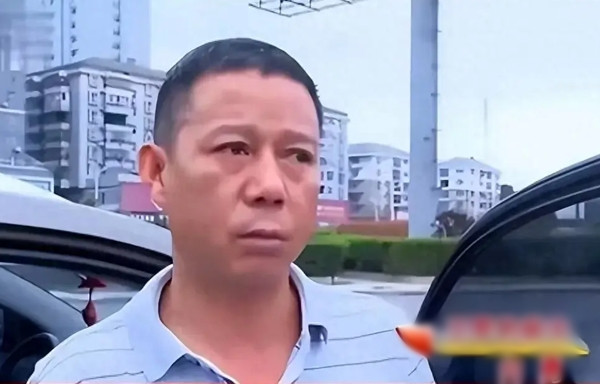 Anh Hướng Dũng, 40 tuổi, người Trung Quốc, từng là một doanh nhân thành đạt với gia tài đáng ngưỡng mộ, biệt thự 5 tầng, hai chiếc xe sang và tài khoản ngân hàng đầy ắp tiền. Gia đình nhỏ gồm anh, vợ là cô Vương Cầm cùng con trai Hướng Đào và con gái nhỏ sống một cuộc đời xa hoa. (Ảnh: Toutiao)