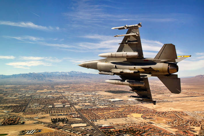 Ngoài ra, F-16 có thể mang nhiều loại vũ khí gắn trên giá treo, từ tên lửa không đối không đến tên lửa không đối đất và bom dẫn đường bằng laser, điều này biến F-16 trở thành phương tiện chiến đấu quan trọng trong việc chống lại các mục tiêu cả trên không và trên mặt đất.