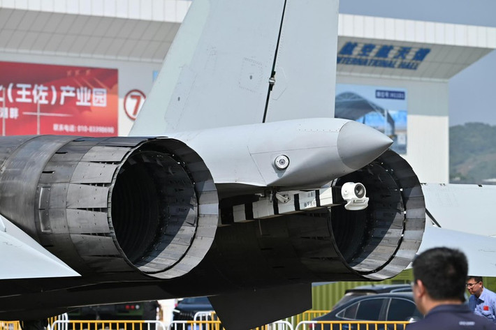 Thứ hai, chiếc J-15T đã được trang bị động cơ phản lực WS-10 do Trung Quốc sản xuất, có tính năng kỹ chiến thuật ưu việt hơn loại AL-31F của Nga lắp đặt trên những chiếc Su-33 hay J-15 đời đầu.
