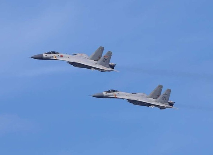 Thứ nhất, J-15T khác với phiên bản cơ sở không chỉ ở hình dạng phần mũi được thay đổi để cải thiện đặc tính khí động học mà còn ở cấu trúc khung thân chắc chắn hơn nhằm chịu được tải trọng lớn phát sinh khi cất cánh bằng máy phóng điện từ.