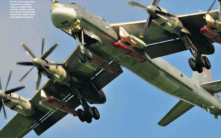 Tên lửa này được phóng từ các máy bay ném bom Tu-160M và Tu-95MS, mang đầu đạn nặng 400 kg, với tầm bay tối đa 5.500 km. Điều này cho phép máy bay chiến đấu Nga phóng tên lửa ở xa vùng tiêu diệt của vũ khí phòng không mà không đi vào không phận Ukraine. Thực tế, máy bay chỉ cần cất cánh từ các sân bay thuộc phần châu Âu của Nga là có thể phóng tên lửa tới mục tiêu dự kiến. Ảnh: Topwar.