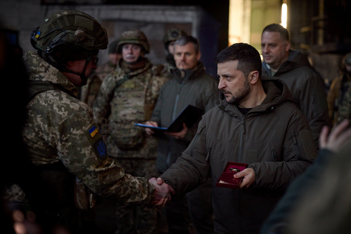 Ông Zelensky nói rằng: “Tình hình tại khu vực Pokrovsk rất căng thẳng. Tôi biết rằng, nhờ vào sự kiên cường của các bạn, khu vực phía đông mới không bị Nga hoàn toàn chiếm đóng. Tôi muốn các bạn biết rằng, người dân Ukraine vô cùng biết ơn các bạn”. Ảnh: Reuters.