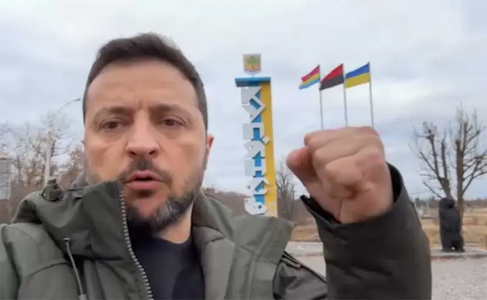 “Hôm nay tôi có mặt tại tiền tuyến, hiện đang ở Kupyansk. Trước đó, tôi đã đến Pokrovsk. Trong ngày dành cho các hạ sĩ, tôi đã chúc mừng các nam nữ chiến sĩ, những người lính của chúng ta, trong các lữ đoàn. Hạ sĩ là những chiến binh không thể thiếu; nếu không có họ, các sĩ quan và toàn bộ đội ngũ của chúng ta không thể hoạt động hiệu quả. Tôi cảm ơn, họ thực sự là tấm gương cho các chiến sĩ khác”, ông Zelensky nói. Ảnh: Topwar.