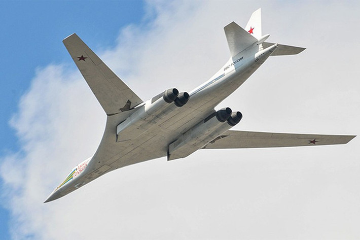 Kế hoạch gửi Tu-160 đến Nam Phi theo nhận xét là dịp để Nga phô trương sức mạnh quân sự và củng cố các mục tiêu chiến lược của Moskva ở châu Phi, cũng như tăng cường quan hệ quốc phòng với Pretoria.