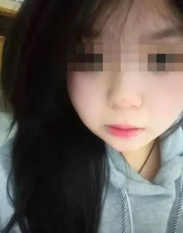 Câu chuyện của Tiểu Hà không chỉ là một bi kịch cá nhân mà còn là hồi chuông cảnh tỉnh về những lỗ hổng trong hệ thống pháp luật và sự cần thiết phải bảo vệ quyền lợi của phụ nữ và trẻ em một cách hiệu quả hơn. Dư luận đang dõi theo vụ án này và mong chờ một bản án công bằng, nhanh chóng và nghiêm minh.