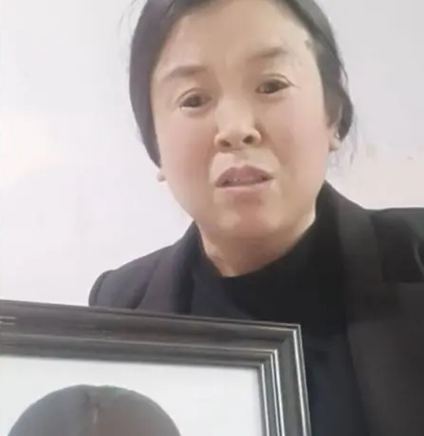 "Hai thanh niên này chỉ thừa nhận tội hiếp dâm, họ không thừa nhận có liên quan đến cái chết của con gái tôi. Tôi không thể hiểu nổi sự chậm trễ này. Con gái tôi đã mất rồi mà những kẻ đã gây ra cái chết cho con tôi vẫn chưa bị trừng phạt. Tôi rất đau khổ và tuyệt vọng", bà Vương đau đớn chia sẻ.