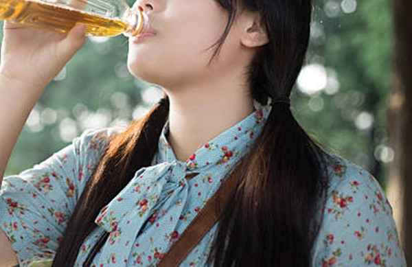 Không ngờ, buổi tụ tập ấy lại trở thành thảm kịch. Tại buổi nhậu có tới 7 nam thanh niên, họ liên tục ép Tiểu Hà uống rượu cho đến khi nữ sinh say đến bất tỉnh. Sau đó, Tiểu Hà bị đưa đến nhà trọ của một trong số những thanh niên này.