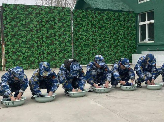 Nhiều phụ huynh từng gửi con đến "trường phẩm chất" này và bị lạm dụng giờ đây tự nhận mình là nạn nhân, họ thành lập một liên minh nạn nhân để đòi lại công lý cho con em mình và truy cứu trách nhiệm của nhà trường và các huấn luyện viên. Tuy nhiên, cư dân mạng Trung Quốc không mấy đồng cảm với họ.