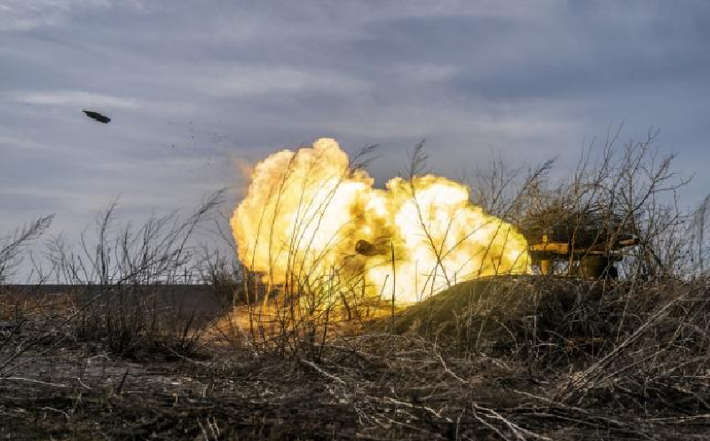 Mặc dù phía Ukraine lên tiếng chỉ trích việc Nga “không tuân thủ quy tắc”, nhưng vào ngày 6/8, khi Quân đội Ukraine xâm nhập vào vùng Kursk của Nga, binh sĩ Ukraine cũng đã mặc quân phục Nga để thâm nhập sâu và tiến hành phá hoại. Ảnh: Bộ Quốc phòng Nga.