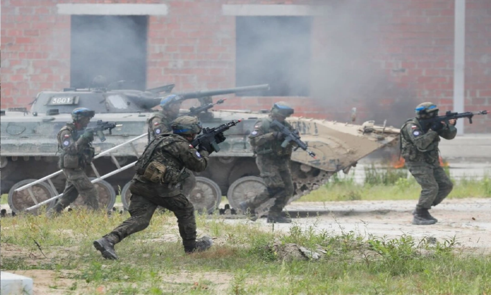 Mặc dù Quân đội Ukraine đã huy động toàn bộ lực lượng tại khu vực này để ngăn chặn đà tiến của Nga, và Tướng Syrskyi cũng đã đến tiền tuyến Kharkiv để trực tiếp chỉ huy, nhưng quân Nga vẫn tiến sâu gần đến trung tâm khu vực phía đông Kupyansk. Ảnh: Reuters.