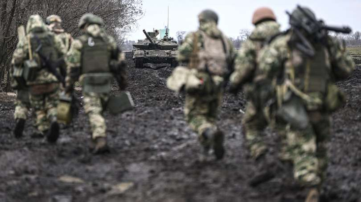 Đồng thời, chuyên gia quân sự Ukraine, ông Oleg Zhdanov, cho biết, một lý do khác khiến quân Nga tiến nhanh ở Kupyansk là do một số binh sĩ Nga đã mặc quân phục của Ukraine để chiến đấu. Họ sử dụng xe bọc thép tiến thẳng vào bên trong Kupyansk, khiến Quân đội Ukraine không thể kịp thời ngăn chặn sự lan rộng của lực lượng Nga. Ông cũng cáo buộc rằng cách làm này của quân Nga vi phạm quy tắc giao chiến. Ảnh: Vkirove.ru.