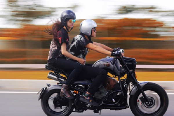 2. Xe máy tự chế của chàng sinh viên kiến trúc: Xe Bảo Kỳ kết hợp giữa scooter và phân khối lớn, với nhiều tư thế lái khác nhau, phù hợp cho cả chạy phố và đường trường.