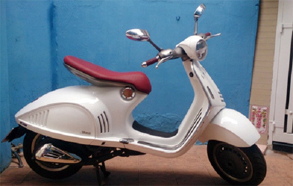3. Vespa 946: Mẫu xe tay ga đắt nhất của Vespa xuất hiện tại Sài Gòn được tạo ra từ một người thợ với kinh nghiệm trên 20 năm chuyên sửa chữa và nâng cấp các dòng xe Vespa, biệt danh Phi Vespa.
