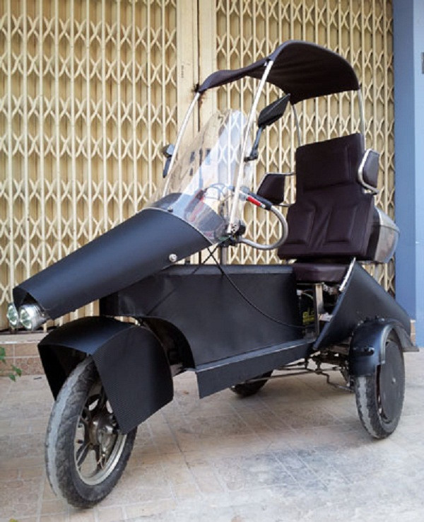 4. Xe điện 4 bánh: Chiếc xe điện bốn bánh chế tạo dành riêng cho người khuyết tật, Mai Sỹ Xuân Lâm lấy ý tưởng từ FV2 concept của Toyota. Xe dùng 4 bình điện 12V-20A để vận hành động cơ 48V-380W.