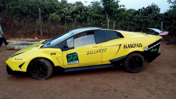 1. Lamborghini tự chế: Chiếc xe mang dáng dấp Lamborghini Reventon của Trần Văn Kim, chàng trai 25 tuổi tại Đắk Mil, Đắk Nông dựa trên khung xe Toyota Corolla cũ với giá chỉ 25 triệu đồng.