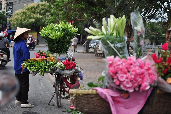 Những người phụ nữ đẹp bình dị bên xe hoa quen thuộc trên phố Hà Nội.