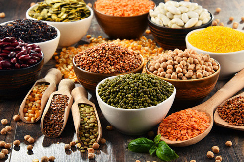Tương tự, ngũ cốc nguyên hạt cũng được khuyến khích sử dụng bởi lượng protein, chất xơ cao, ít chất béo bão hòa. Các sản phẩm từ sữa cũng được khuyên dùng song cần kiểm soát lượng ăn vào. Cụ thể, nên kiểm soát lượng canxi tiêu thụ ở mức 1000-1200mg mỗi ngày.