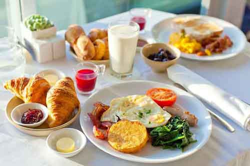 Bữa sáng rất quan trọng với cơ thể. Bỏ bữa sáng hoặc ăn sáng không đúng cách đều có thể gây hại. Cụ thể, bỏ bữa sáng dẫn đến tình trạng bụng đói quá lâu, khiến mức cholesterol bão hòa tăng, gây lắng đọng cholesterol.