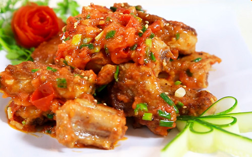 4. Sườn sốt cà chua. Sườn sốt cà chua chế biến không quá cầu kì song hương vị vẫn vô cùng hấp dẫn, cực hao cơm. Nguyên liệu chuẩn bị gồm 200g sườn heo, 3 quả cà chua, 3 củ hành tím, tỏi, hành lá, gia vị nước mắm, tiêu, muối, đường... Sườn làm sạch rồi ướp 1 thìa hạt nêm, 1 thìa nước mắm, 1 thìa đường, 1 thìa bột năng trong 30 phút.