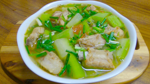 5. Canh sườn bí đao. Mùa hè, canh sườn bí đao vừa ngọt mát, vừa đảm bảo dinh dưỡng. Khi thực hiện cần chuẩn bị 200g sườn non, 1 quả bí, 3 củ hành tím, hành lá, ngò rí, tiêu, hạt nêm. Sơ chế nguyên liệu, sườn chặt khúc vừa ăn, ướp với hạt nêm, tiêu, hành tím khoảng 15 phút.