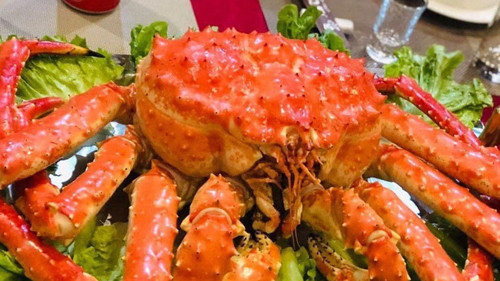 Cua hoàng đế. Cua hoàng đế là loại hải sản cao cấp, còn được biết đến với tên gọi cua hoàng đế Alaska. Loại cua này khá to, trọng lượng có thể lên đến 10kg, chân có thể sải dài tận 2m, thường sống ở những biển rất lạnh và sâu. Chính đặc điểm sống này khiến việc khai thác khá khó khăn, giá thành cua không rẻ, có thể lên đến 5 triệu đồng/con trọng lượng 2kg.